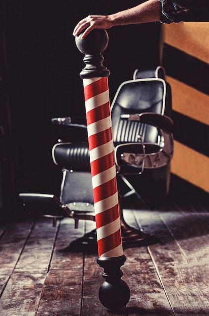 Logo symbolu barbershop Stylowe vintage krzesło fryzjerskie Fryzjer w salonie fryzjerskim Krzesło fryzjerskie Fotel fryzjerski Salon fryzjerski dla mężczyzn Słup fryzjerski