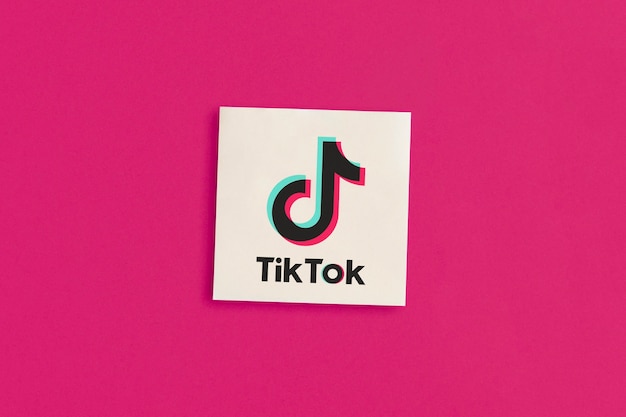 Logo Tik Tok na różowym tle