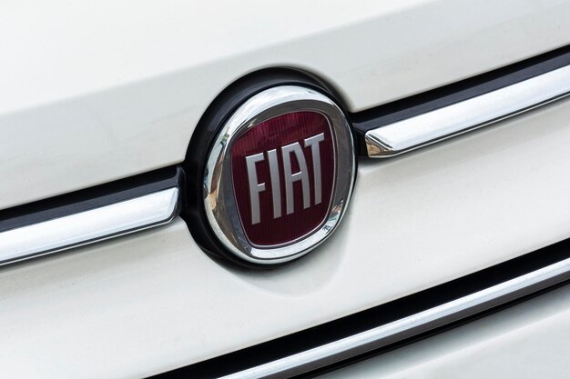 Logo włoskiej firmy motoryzacyjnej FIAT na osłonie chłodnicy samochodu