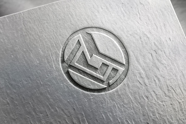 logo z napisem " a " na kawałku metalu