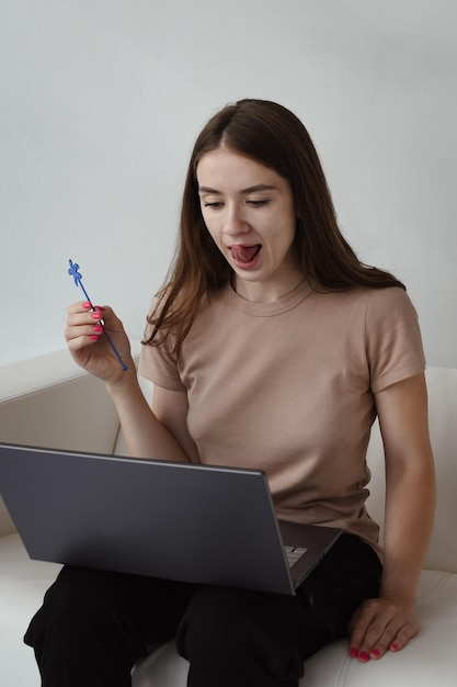 Logopeda pracuje z dzieckiem zdalnie Terapia logopedyczna na odległość