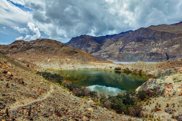 Zdjęcie lohan tso górskie jezioro. dolina nubra, ladakh, indie