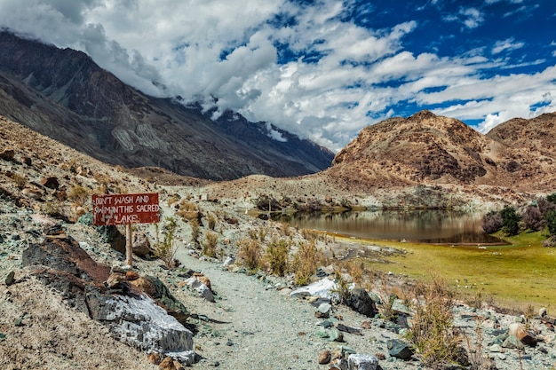 Lohan tso górskie jezioro nubra dolina ladakh indie