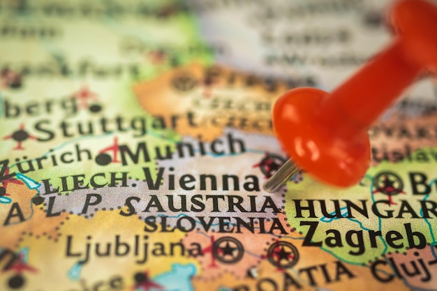 Lokalizacja Austria i Wiedeń pinezka na znaczniku zbliżenia mapy miejsca docelowego dla turystyki podróżniczej i koncepcji podróży w Europie