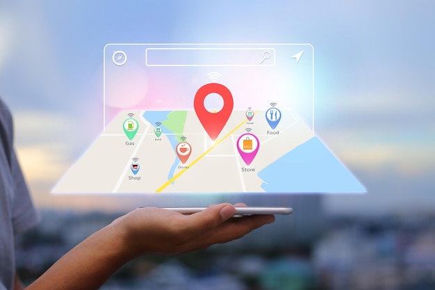 Zdjęcie lokalizacjanawigator szuka koncepcji biznesowejręce trzymające telefon komórkowy na niewyraźnym mieście jako tło