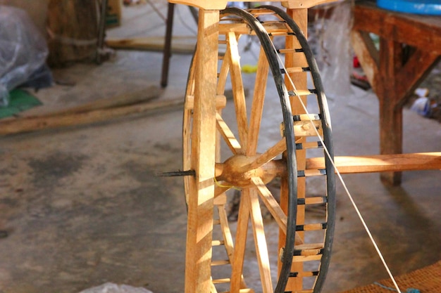 Zdjęcie lokalna maszyna wirująca do drewna okrągłego do produkcji wahadłowych przędzy do produkcji materiału.