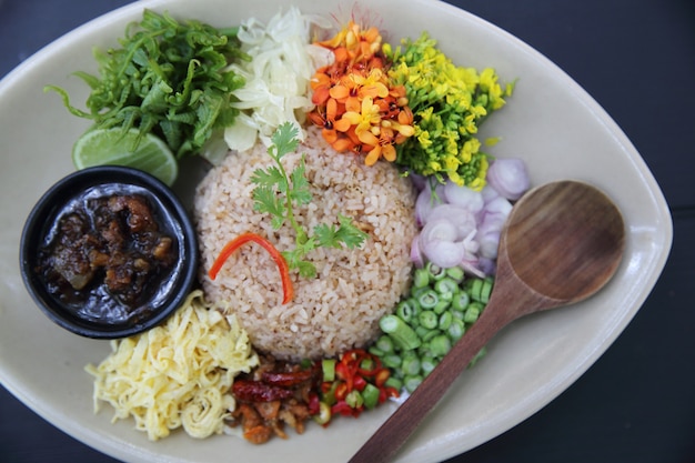 Lokalne tajskie jedzenie Ryż zmieszany z pastą z krewetek