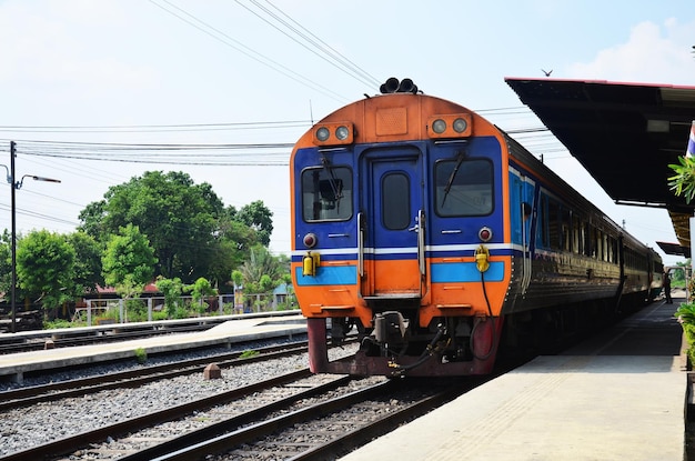 Lokalny pociąg z lokomotywą bogie na torze zatrzymuje się w oczekiwaniu na wysłanie odbierz tajskich pasażerów i zagranicznych podróżnych podróż pasażerów jedzie do miejsca przeznaczenia w mieście phra nakhon si ayutthaya w Bangkoku w Tajlandii