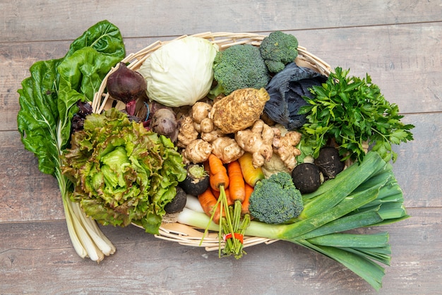 Zdjęcie lokalny rynek świeże warzywa, produkty ogrodowe, koncepcja diety