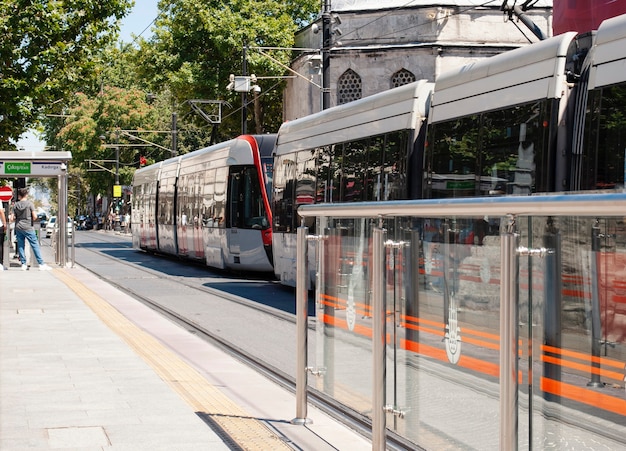 Zdjęcie lokalny tramwaj w czasie koronawirusa na stacji tramwajowej w stambule