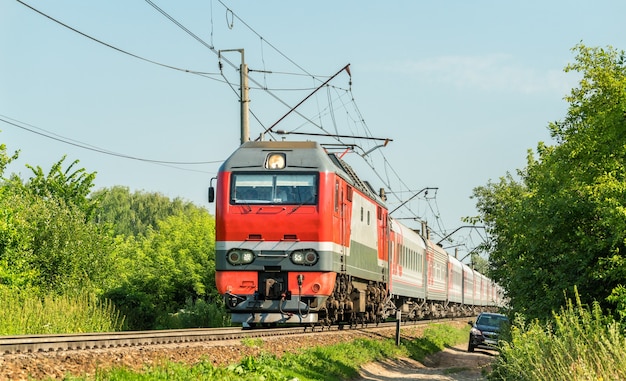 Lokomotywa elektryczna z pociągiem pasażerskim w Rosji, obwód riazański.