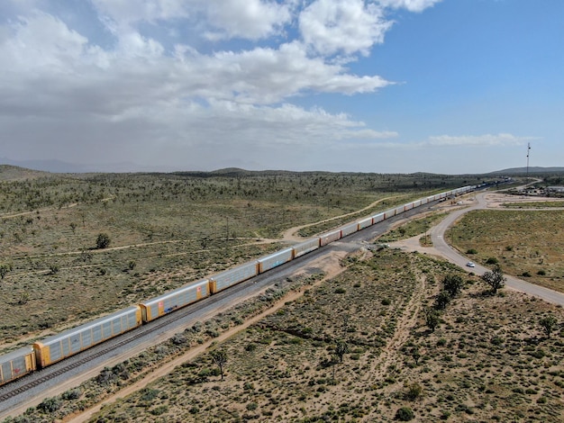 Lokomotywa towarowa lokomotywa przejeżdża przez pustynię w Arizonie Arizona USA