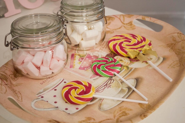 Loli i słoiki z marshmallow na tacce