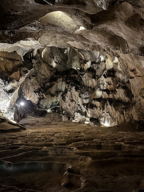 Zdjęcie lombriv to największa jaskinia w europie. lombriv to jedno z najczęściej odwiedzanych dużych miejsc w arige