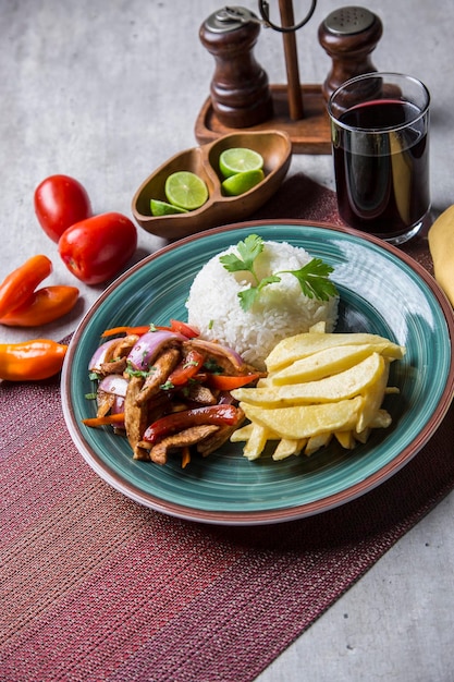 Lomo saltado papa frita smażona wołowina frytki Tradycyjne peruwiańskie komfortowe jedzenie kuchnia domowa