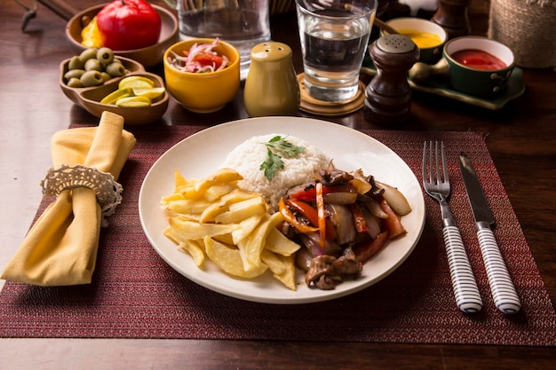 Zdjęcie lomo saltado smażona wołowina frytki peru komfort jedzenie kultura kulinarna restauracja gourmet