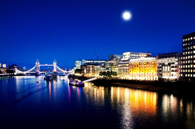 London Bridge i Tamiza nocą