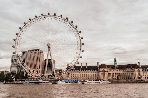 London Eye z Tamizą w Londynie