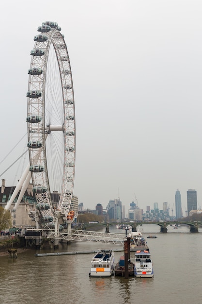 London Eye z widokiem na miasto i łodzią turystyczną.