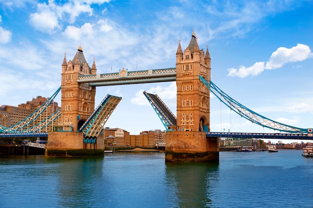 Zdjęcie london tower bridge nad rzeką tamizą