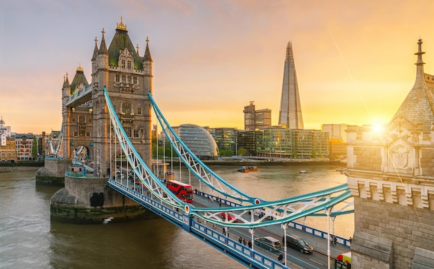 Zdjęcie london tower bridge, wielka brytania. zachód słońca z pięknymi chmurami