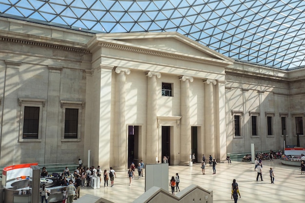 Zdjęcie londyn uk jun14 2017 ludzie podróżują do odwiedzenia british museum w londynie w wielkiej brytanii