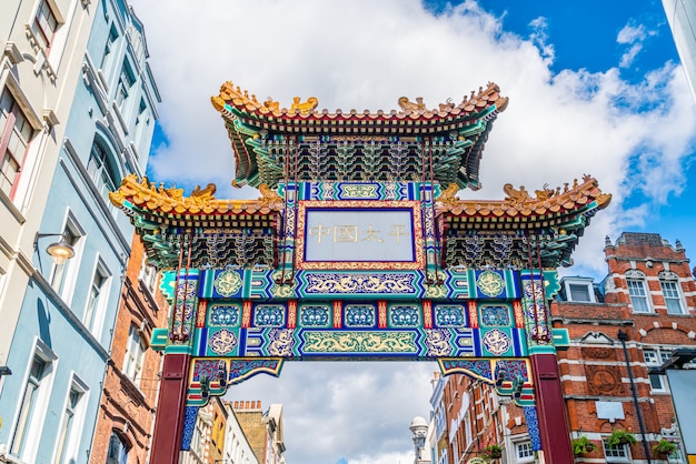 Londyńska Chinatown wejściowa brama w tradycyjni chińskie projekcie, Anglia