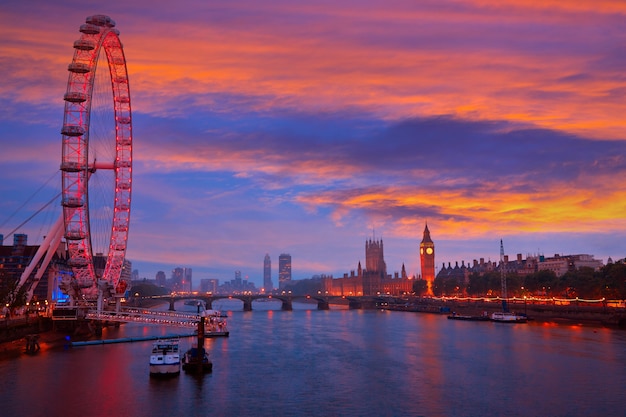 Londyńska zmierzch linia horyzontu Bigben i Thames