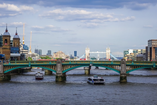 Londyński widok od Thames rzeki, UK