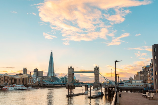 Londyński widok przy zmierzchem z Tower Bridge i nowożytnymi budynkami