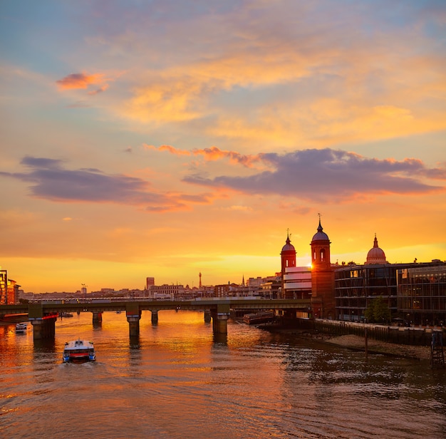 Londyński zmierzch przy Thames z St Paul Pauls