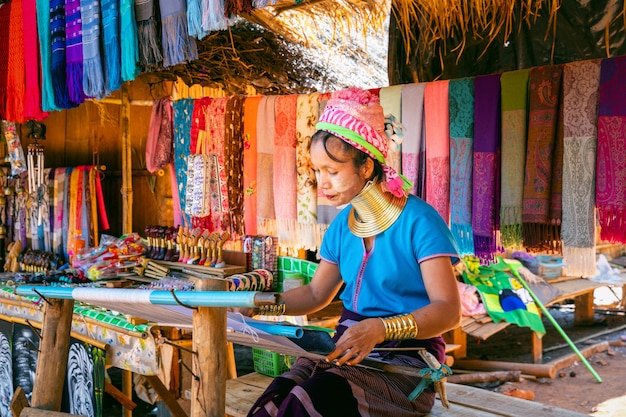 Zdjęcie long neck karen kobieta w wioskach plemienia wzgórz, prowincja chiang rai, tajlandia.