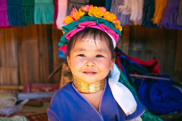 Zdjęcie long neck karen kobieta w wioskach plemienia wzgórz, prowincja chiang rai, tajlandia.