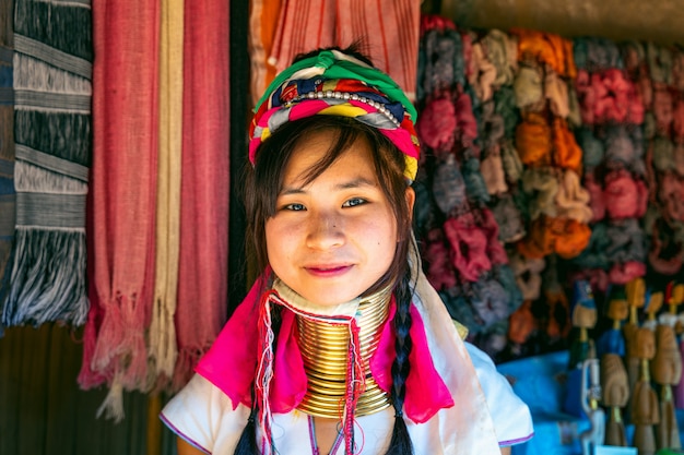 Zdjęcie long neck karen kobieta w wioskach plemienia wzgórz, prowincja chiang rai, tajlandia.