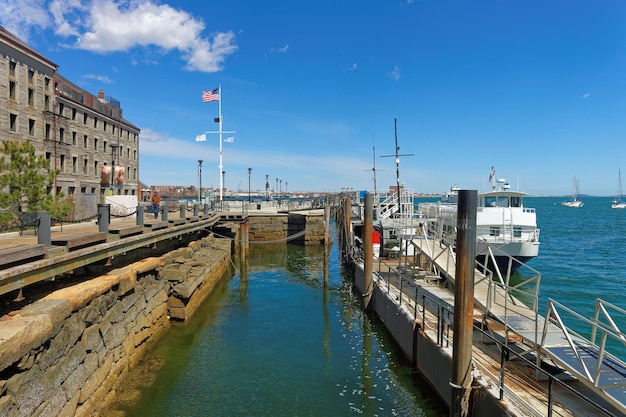 Long Wharf z blokiem Customhouse i rejs po Charles River w Bostonie, Massachusetts, Stany Zjednoczone.