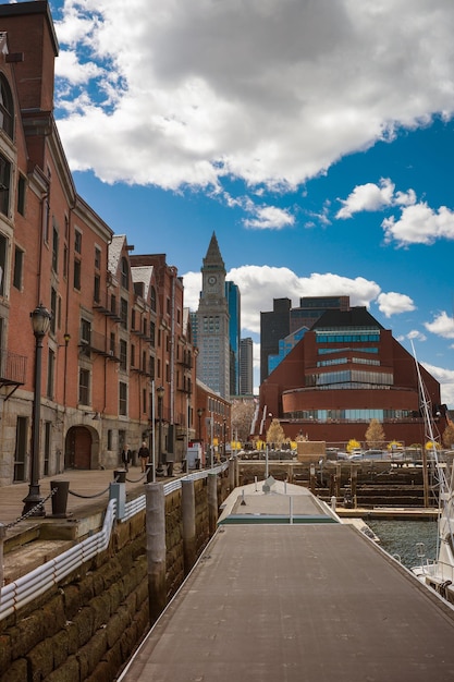 Long Wharf z panoramą Custom House i Financial District w Bostonie, Massachusetts, Stany Zjednoczone.