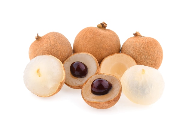 Longan (Dimocarpus longan) na białym tle