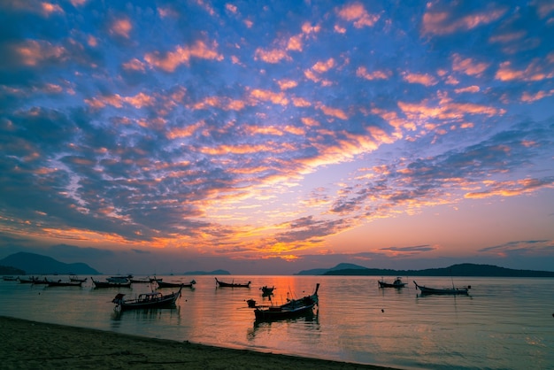Longtail łodzie z Łodzie podróżne w tropikalnym morzu Piękna sceneria rano wschód lub zachód słońca niebo nad morzem i górami w phuket w tajlandii Niesamowite światło natury krajobrazu Seascape.