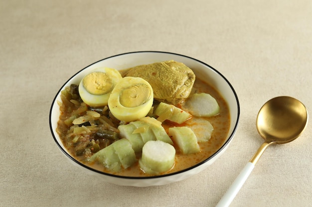 Lontong Cap Go Meh To Mieszanka Kuchni Indonezyjskiej Z Tradycyjnym Daniem Chińskim