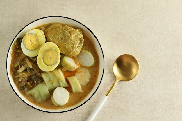 Lontong Cap Go Meh to mieszanka kuchni indonezyjskiej z tradycyjnym daniem chińskim