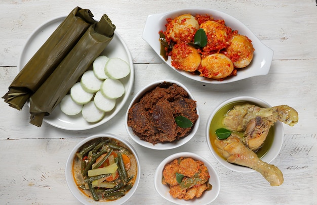 Lontong Lebaran Podawany Z Sambal Goreng Opor Ayam Sayur Labu Siam Rendang I Telur Balado