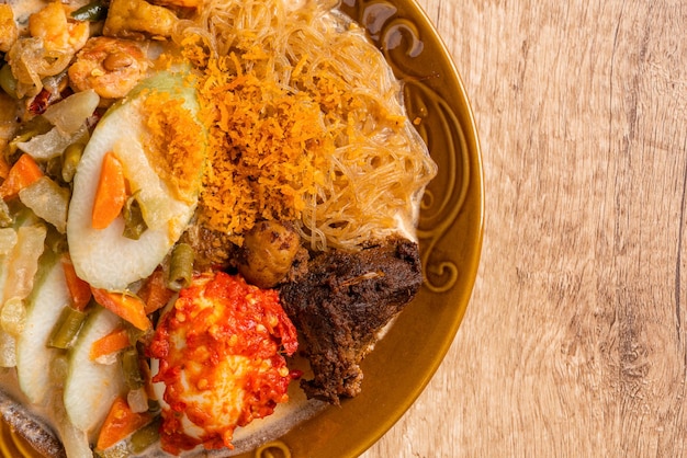 Lontong sayur lub warzywne ciasto ryżowe to tradycyjny indonezyjski ryż