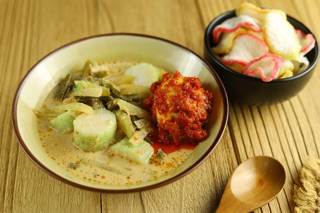 Lontong Sayur to tradycyjna kuchnia indonezyjska Skompresowane ciasto ryżowe lub lontong z warzywami