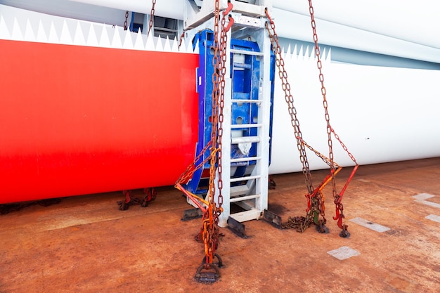 Łopatki turbin wiatrowych umieszczane w specjalnych przymocowaniach i łańcuchowane na pokładzie statku