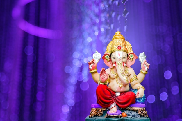 Lord Ganesha W Fioletowych światłach Bokeh