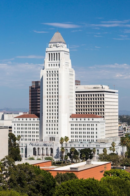 Zdjęcie los angeles civic center w jasny, gorący letni dzień w kalifornii w usa