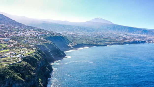 Los Gigantes Tenerife, Hiszpańskie Wyspy Kanaryjskie Miasto Na Dużych Skałach I Widok Na Błękitny Ocean Atlantycki