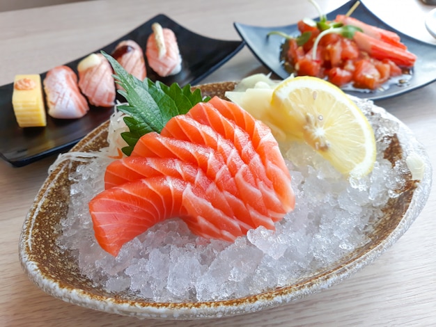 Łosoś Sashimi i Sushi, japońskie jedzenie.