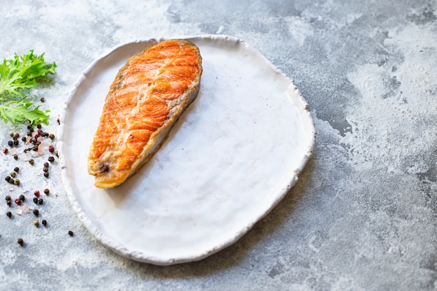 łosoś smażony stek filet ryba owoce morza produkt naturalny
