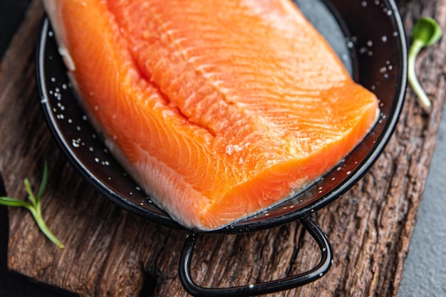 łosoś surowa ryba świeże owoce morza drugie danie dietetyczny zdrowy posiłek jedzenie dieta przekąska na stole